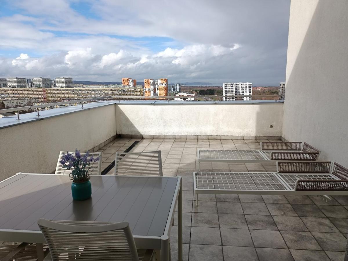 City And Sea View By Renters